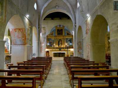 Non ci resta ora che entrare per andare a scoprire il piccolo gioiello. La struttura a pianta basilicale si apre in tutta la sua preziosit�...